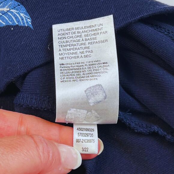 Chicos Top 2 Large Midnight Blue Artisan Floral V Neck Resort Wear Chic Blouse - Picture 9 of 9